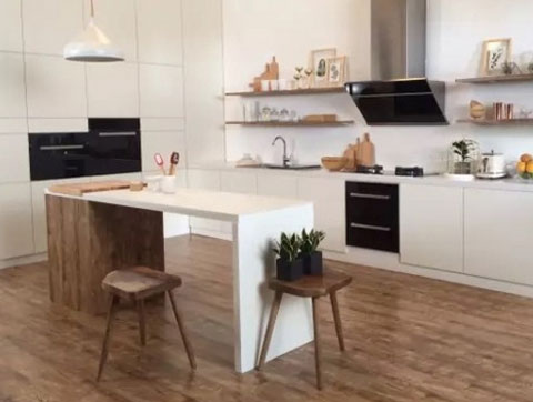 廚房地面只能用瓷磚?其實(shí)木地板一樣可以上陣! 廚房地面只能用瓷磚?其實(shí)木地板一樣可以上陣!