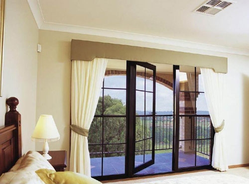 窗簾桿是安裝窗簾重要組成部分，軌道桿和羅馬桿選哪一種？