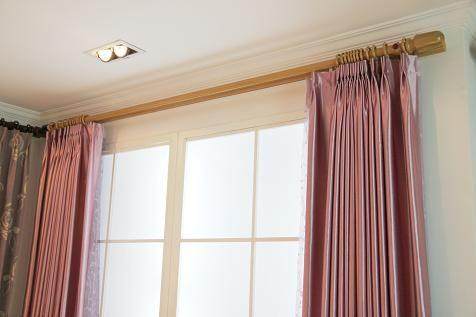 窗簾桿是安裝窗簾重要組成部分，軌道桿和羅馬桿選哪一種？