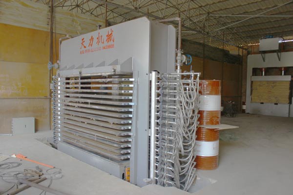 品牌技術|宏達木業細木工板區域新預壓機正式投入運行