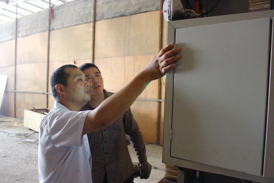 品牌技術|宏達木業細木工板區域新預壓機正式投入運行