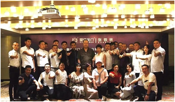 【喜報】 皇庭金門品牌形象代言人續(xù)簽儀式圓滿成功 【喜報】 皇庭金門品牌形象代言人續(xù)簽儀式圓滿成功