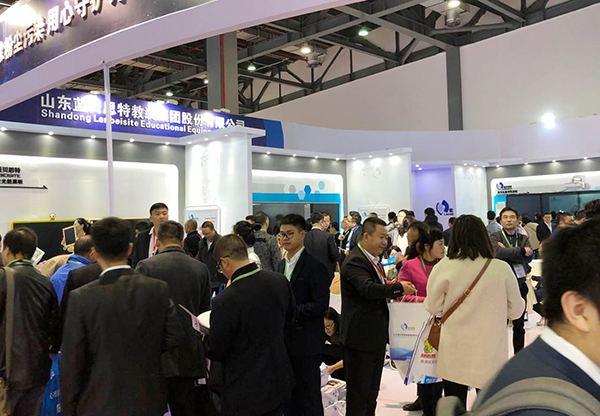 藍貝思特攜光能黑板亮相中國教育裝備展,引廣泛關注 藍貝思特攜光能黑板亮相中國教育裝備展,引廣泛關注