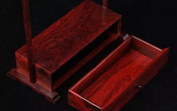 小葉紫檀素面帶屜筆架 小葉紫檀素面帶屜筆架