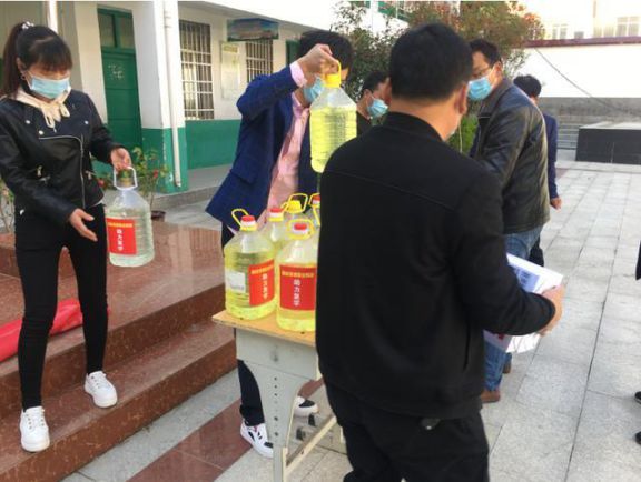 雪中送炭,西峽金德管業助力軍馬河二小復學公益活動 雪中送炭,西峽金德管業助力軍馬河二小復學公益活動