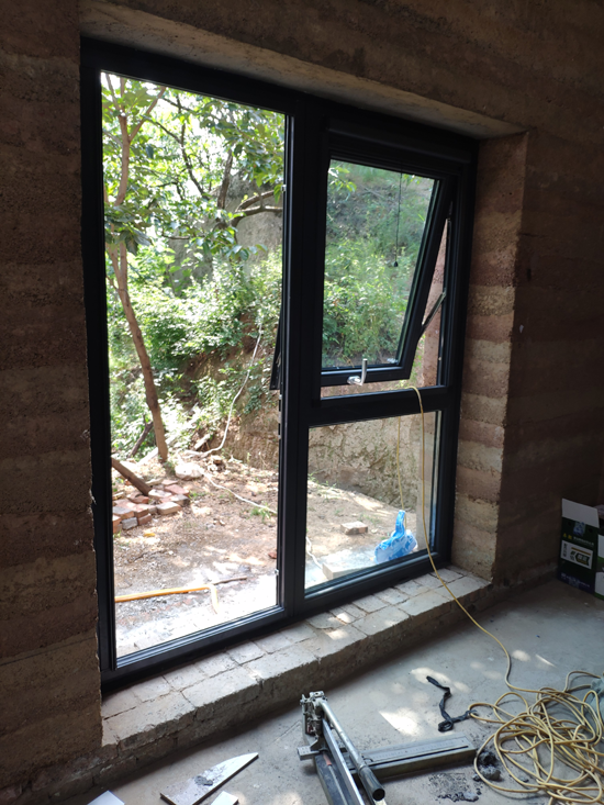 農村自建房封窗戶安裝斷橋鋁門窗，便宜又安全 