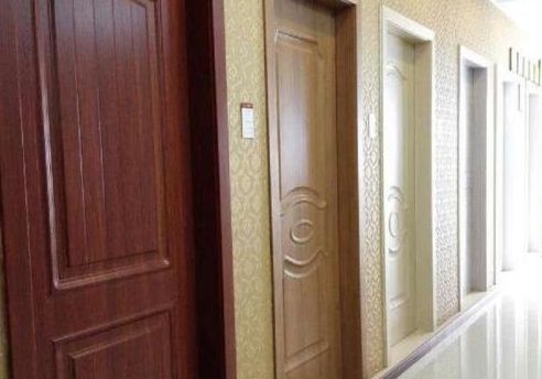 買木門的那些事，品牌門業(yè)VS雜牌門業(yè)，質(zhì)量價錢哪個優(yōu)先?