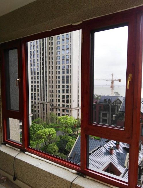 業主反映剛換完又新又貴的隔熱斷橋鋁門窗，窗臺反倒漏水？