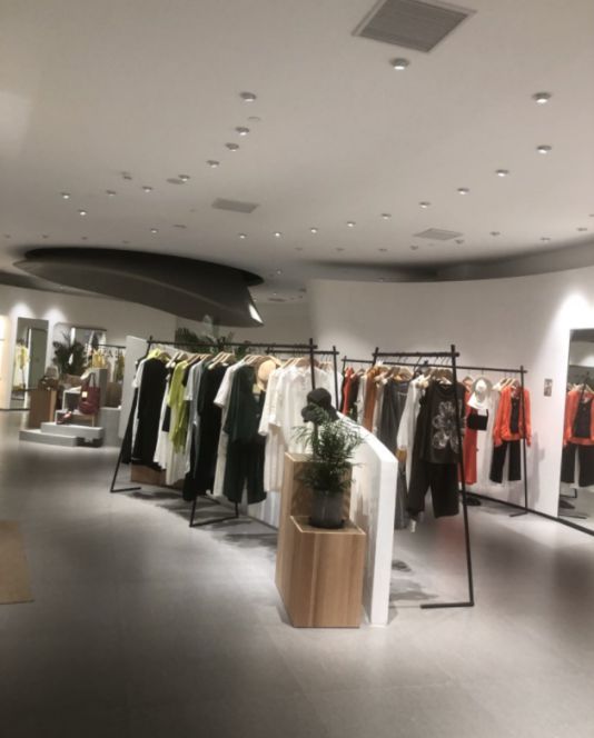 SNVA上為照明為例外女裝全場燈光設計并提供優質燈具