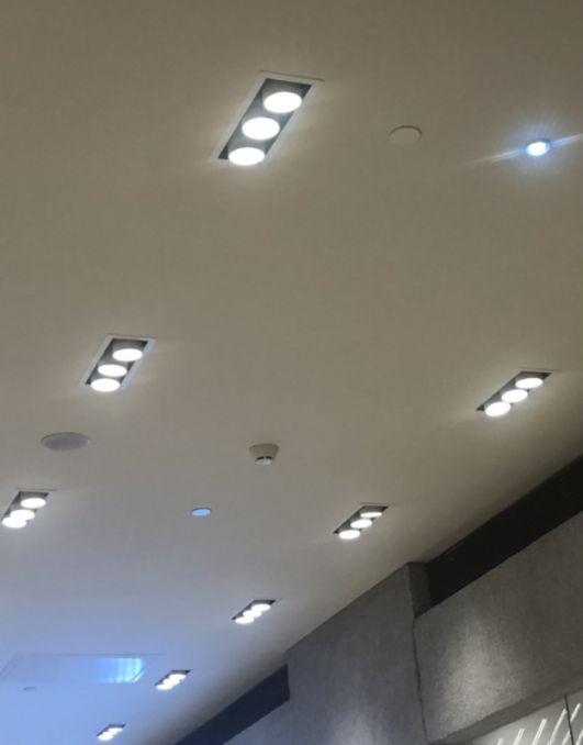 SNVA上為照明為例外女裝全場燈光設計并提供優質燈具