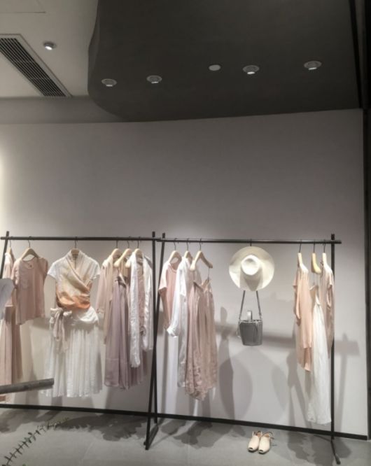 SNVA上為照明為例外女裝全場燈光設計并提供優質燈具