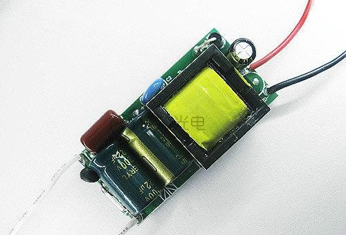 在買LED燈時(shí)，請注意以下的數(shù)據(jù)多參考比較一下