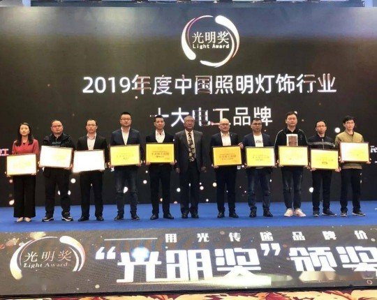 曼科“詩朗”系列新品即將上線，業(yè)界對這個(gè)老電工品牌充滿期待