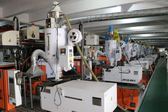 曼科“詩朗”系列新品即將上線，業(yè)界對這個(gè)老電工品牌充滿期待