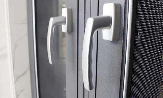 選擇門窗需重視的安全細節，為孩子的安全成長保駕護航