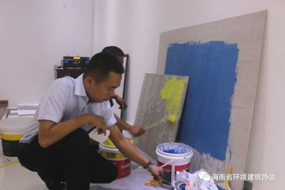 海南環(huán)建協(xié)會(huì)、巴中商會(huì)、堿克瓷磚背膠簽署三方合作協(xié)議