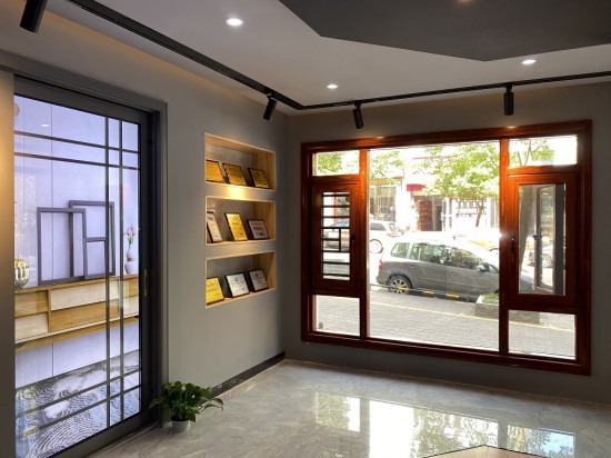 紅橡樹(shù)門(mén)窗回訪團(tuán)隊(duì)繼續(xù)踏上征程，走訪撫州黎川和南昌進(jìn)賢專(zhuān)賣(mài)店