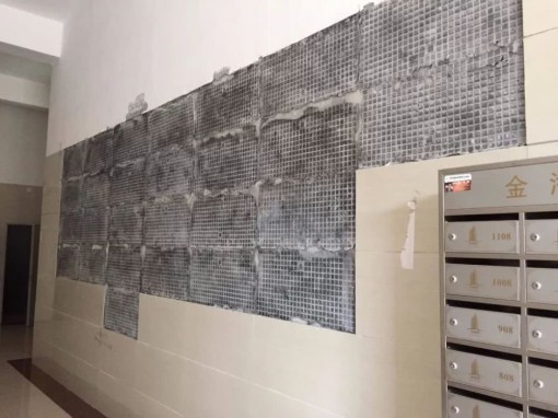 要弄清楚瓷磚到底為啥會掉，就要知道瓷磚背膠的粘結力原理