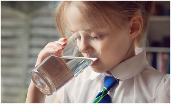 精格管道直飲水以純凈好水，呵護學生冬日飲水健康