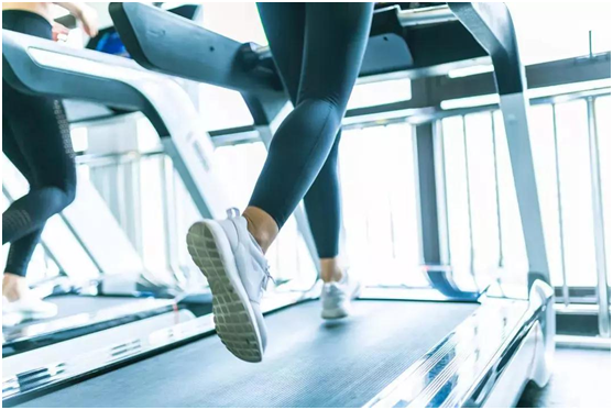 水澤士運動地材:跑步機跑和戶外跑,到底哪個好?